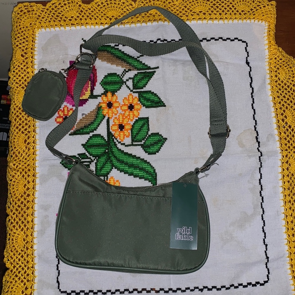 Green hand bag w/ air pod holster
